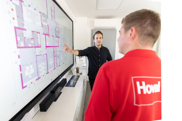 Baumeister Greil und Kundendiensttechniker Hoval vor Bauplan