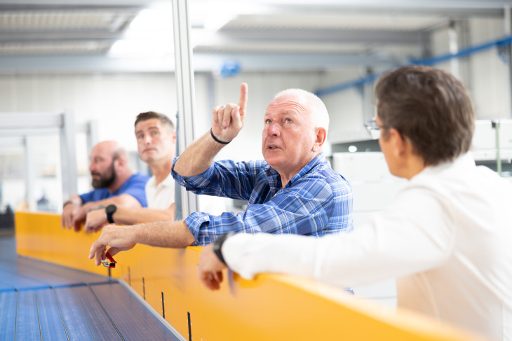 Peter Klatt und Christian Raidl in der Halle von HÖRMANN Klatt Conveyor Systems