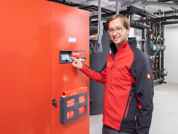 Hoval Kundendiensttechniker vor Erdwärmepumpe