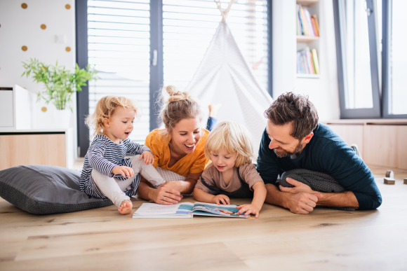 Familie, die ein rundum sorgenfreies Wohlfühlklima genießt