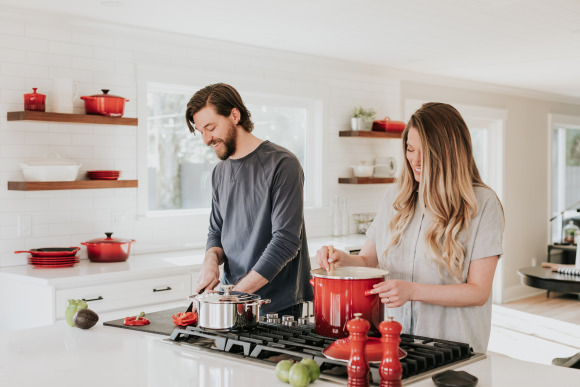 Pärchen beim Kochen